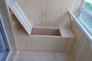  Внутренняя обшивка балкона с местом для хранения 
